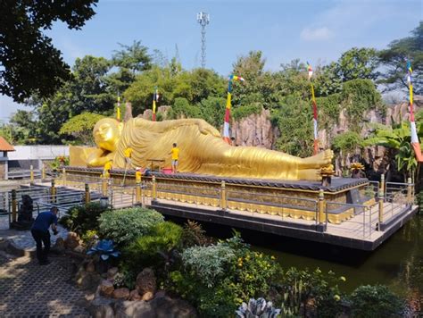 Jelang Waisak Patung Buddha Tidur Terbesar Di Indonesia Dimandikan