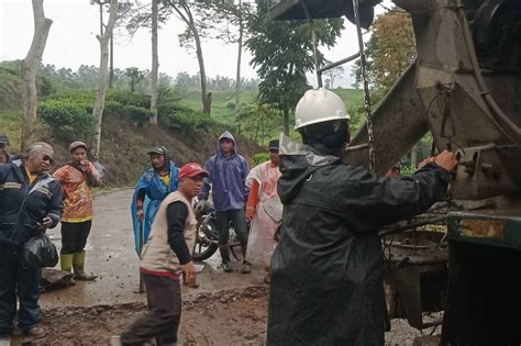 Jalan Penunjang Ekonomi Masyarakat Diperbaiki Warga Desa Wanasuka