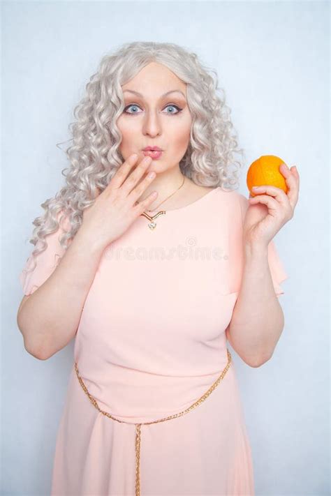 Fille Dodue De Charme Avec Les Cheveux Courts Dans La Lingerie Blanche De Dentelle La Femme Plus