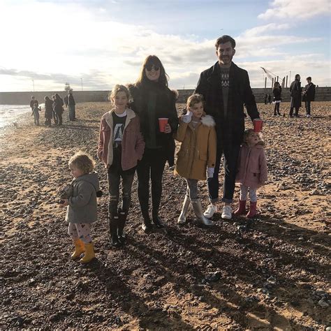 Ông bố hot blogger đòi cạo đầu 1 trong 2 đứa con gái sinh đôi để dễ phân biệt gây tranh cãi