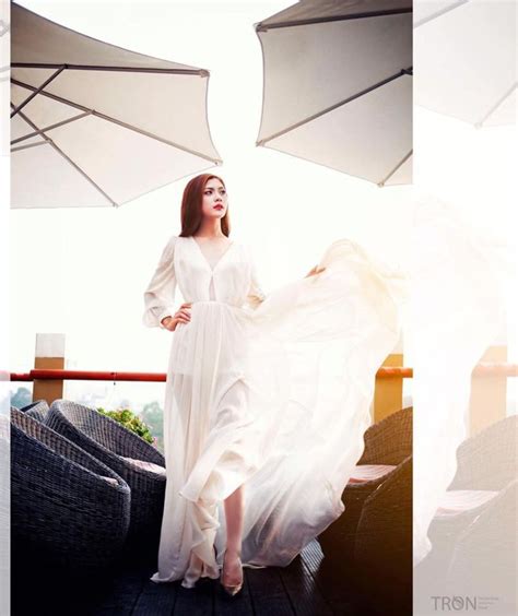 Nhan sắc nóng bỏng ngọt ngào của nữ MC mặc bikini dẫn World Cup trên sóng truyền hình