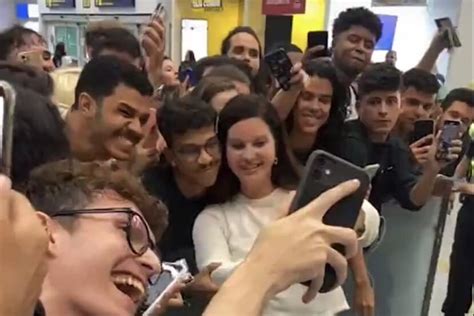 Simpatia E Carisma Lana Del Rey Atende Fãs Em Aeroporto No Rio De