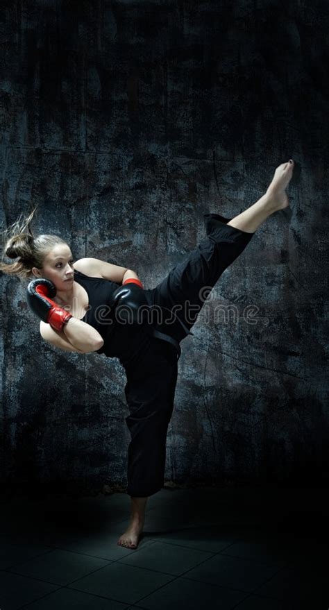 Luvas De Encaixotamento Desgastando Da Mulher Do Pugilista Do