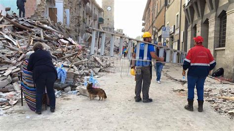 Sisma Amatrice Si Scava A Mani Nude Il Capoluogo