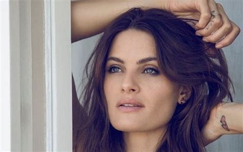 Supermodelo Isabeli Fontana Posa Confiante De Lingerie Revista Marie Claire Celebridades