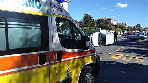 Viale Di Antignano Si Ribalta Con L Auto Dopo Uno Scontro Illeso