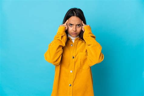 Mujer Latina Joven Aislada En La Pared Azul Que Tiene Dudas Y Pensamiento Foto Premium
