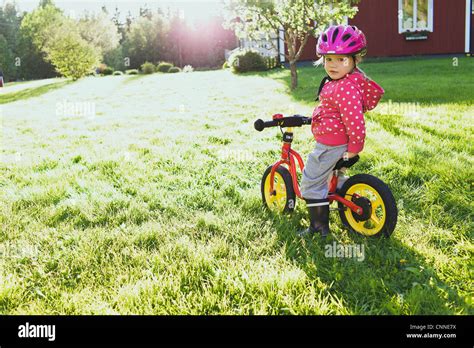 Fille suédoise blonde Banque de photographies et dimages à haute résolution Alamy