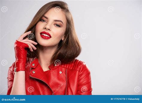 Portr T Der L Chelnden Jungen Frau Mit Hellem Make Up Sch Ner Brunette Mit Hellem Rotem