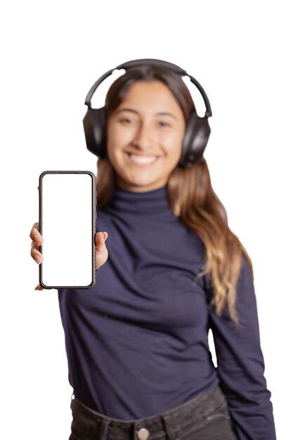 Chica Latina Con Auriculares Fuera De Foco Muestra La Pantalla En Blanco De Su Tel Fono M Vil