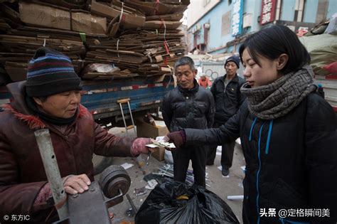 5旬奶奶捡到独臂女婴 靠拾破烂喂糖水长大 25年后看她回报很暖心 搜狐大视野 搜狐新闻