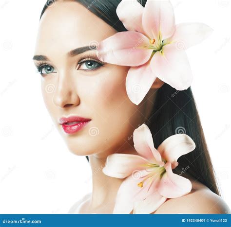 Jovencita Atractiva Cierra Con Las Manos En La Cara Aislada Flor Lily Brunette Spa Maquillaje