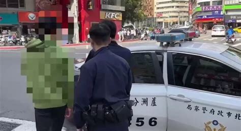 影帥不過1天！屁孩八里街頭跩「無牌翹孤輪」 被4輪警車載回派出所再罰4萬6 中天新聞網