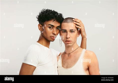 Couple Gay Masculin Debout La Cam Ra Sur Fond Blanc Sexe Liquide Hommes Debout Ensemble Photo