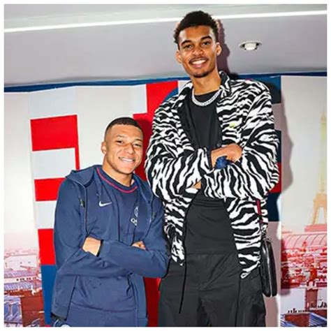 “Brother looking at a statue” – Victor Wembanyama and Kylian Mbappe