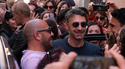 Raoul Bova Gira In Piazza Bagno Di Folla Per Lattore