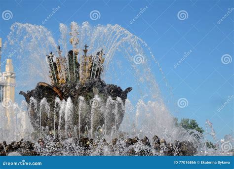 Architettura Del Parco Di VDNKH A Mosca Fontana Di Pietra Del Fiore