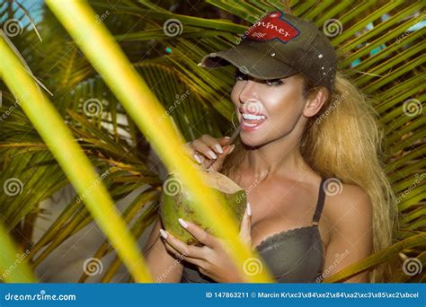 Sch Nes Sexy M Dchen Im Bikini Aufwerfend Auf Dem Karibischen Strand Und Halten Eine Kokosnuss