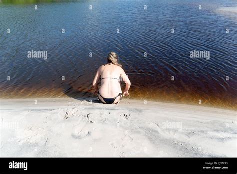 Une Femme Dans Un Bikini Assis Avec Son Dos La Cam Ra Pr S De La