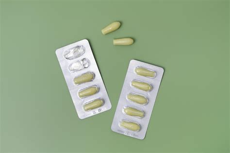 P Lulas Retais Verdes Ou Suposit Rios Para Uso Anal Ou Vaginal Bolha Em Fundo Verde Isolado