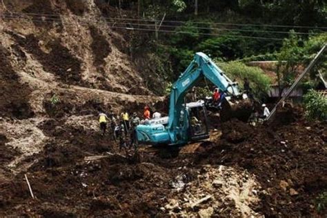 Foto Satu Keluarga Di Pesisir Barat Tewas Tertimbun Longsor