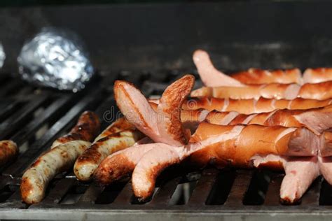 Bratwurst Allemande Sur Le Gril De Barbecue Image Stock Image Du