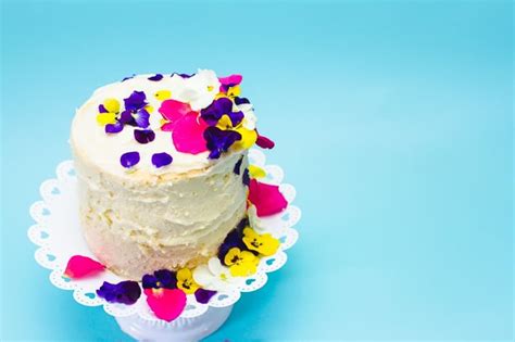 How To Decorate A Naked Cake With Edible Flowers Bespoke Bride Wedding Blog