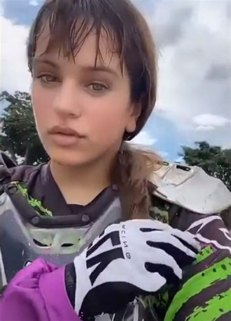 VÍdeo InÈdit Rosalía Look Total Entre Fang Sexhibeix Damunt Duna Moto