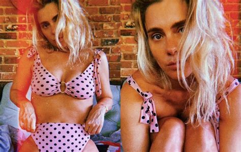 Carolina Dieckmann bota bumbum para jogo em foto de biquíni OFuxico