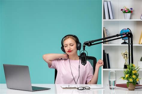 Journaliste Blogueuse Jolie Fille Blonde Mignonne Enregistrant Une Vidéo Sur Un Ordinateur