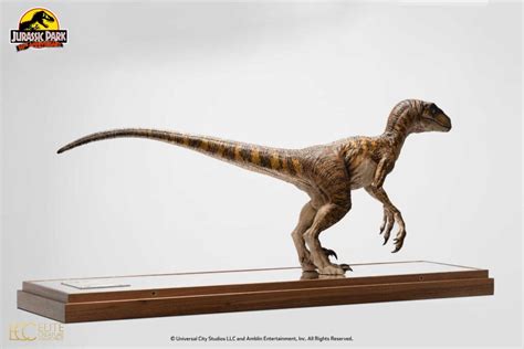 Clever Girl Velociraptor Maquette Reproduction With Acrylic Case By