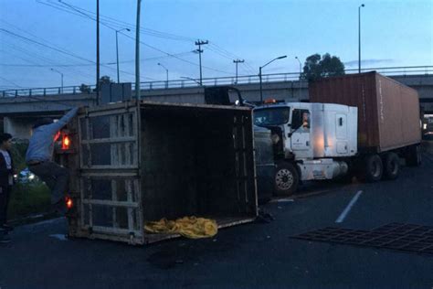 Volcadura de un tráiler en la autopista México Querétaro afecta la