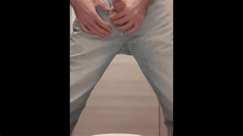 穿着蓝色牛仔裤和黑色t恤的年轻瘦小家伙在公共厕所里抽搐和射精 Pornhub Gay