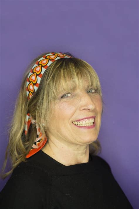 Portret Van Een Blonde Vrouw Met Hippie Blik Stock Afbeelding Image Of Wijfje Mooi