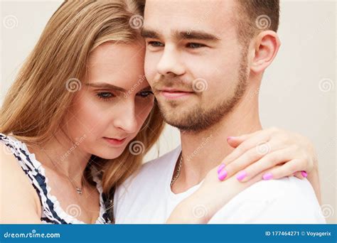 Fille Blonde Avec Son Ami Dehors Image Stock Image Du Embrassez Rapport