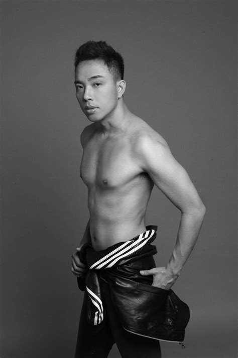 Nguyễn Hồng Thuận nhạc sĩ bản hit của Hương Tràm tung ảnh bán nude