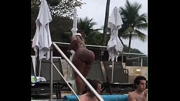 Cherokee D Ass mostrando botín en la piscina XVIDEOS