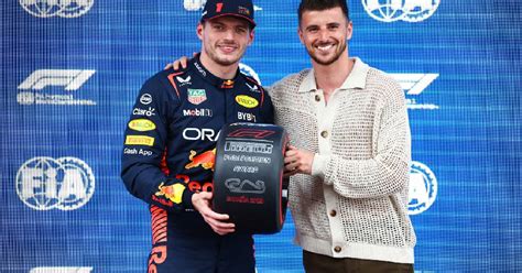 La felicidad de Max El piloto logró la pole position se tomó foto