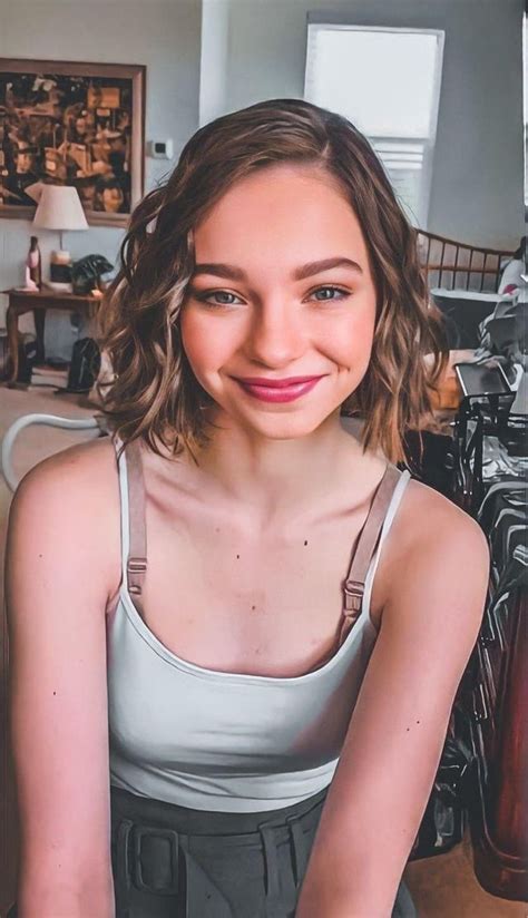 Hot Sexy Emma Myers Bikini Pics