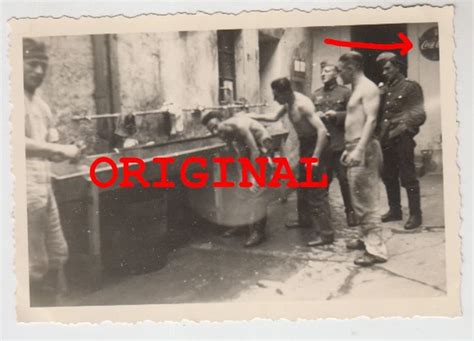 FOTO WK JÜNGLING halb nackt nude Gay Schild Coca Cola Waschtrog