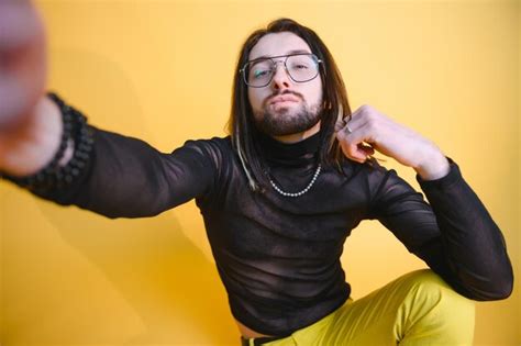 Joven Gay Est Parado En El Estudio Y Posando Para Una C Mara Foto Premium