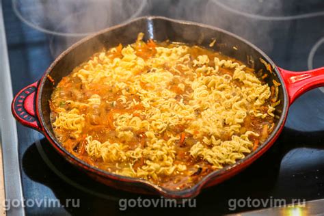 Лапша быстрого приготовления с жареными овощами. Рецепт с фото