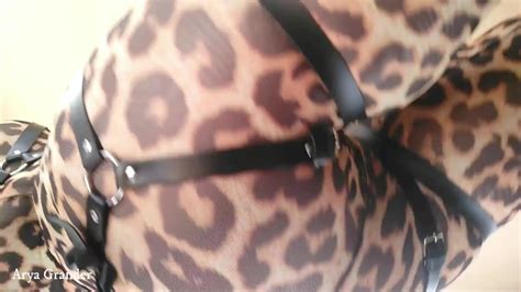 Hot Milf Corpo Curvil Neo Posando Roupas Justas Spandex Leggings E Botas De Couro