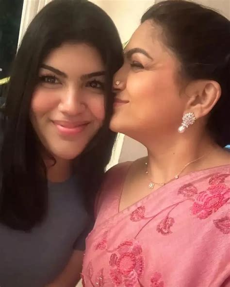 Viral Pictures Of Kushboo With Her Lovely Daughters