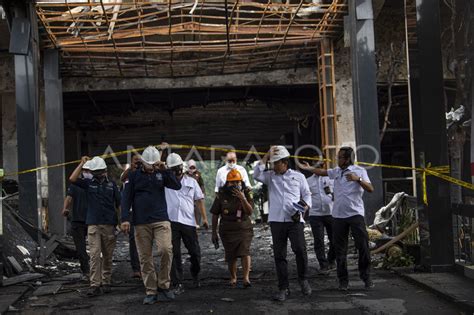 olah tkp kebakaran gedung kejaksaan agung antara foto