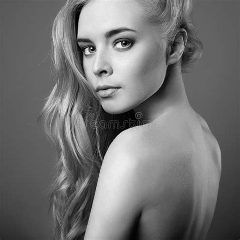 Jonge Vrouw 15 Het Mooie Meisje Van De Blonde Manier Zwart Wit Portret Stock Foto Image Of