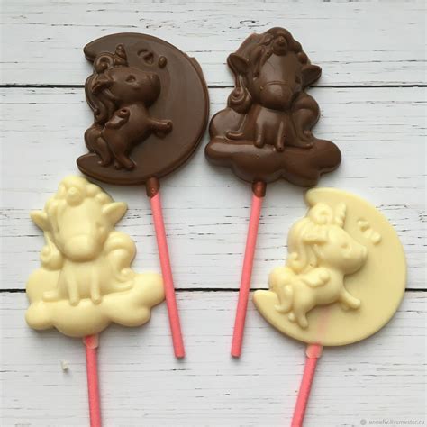 Фигуры из шоколада: конфета - шоколадный единорог на палочке – заказать ...