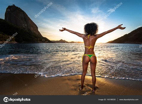 Sexy fille brésilienne en bikini à la plage image libre de droit par dabldy