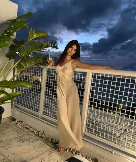 Emily Ratajkowski shows off her biкini body in hot swim set