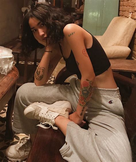 Louis H N Ng Hot Girl Mi Nhon Ch Di N Crop Top V Qu N C P Cao M V N P Qu N S U